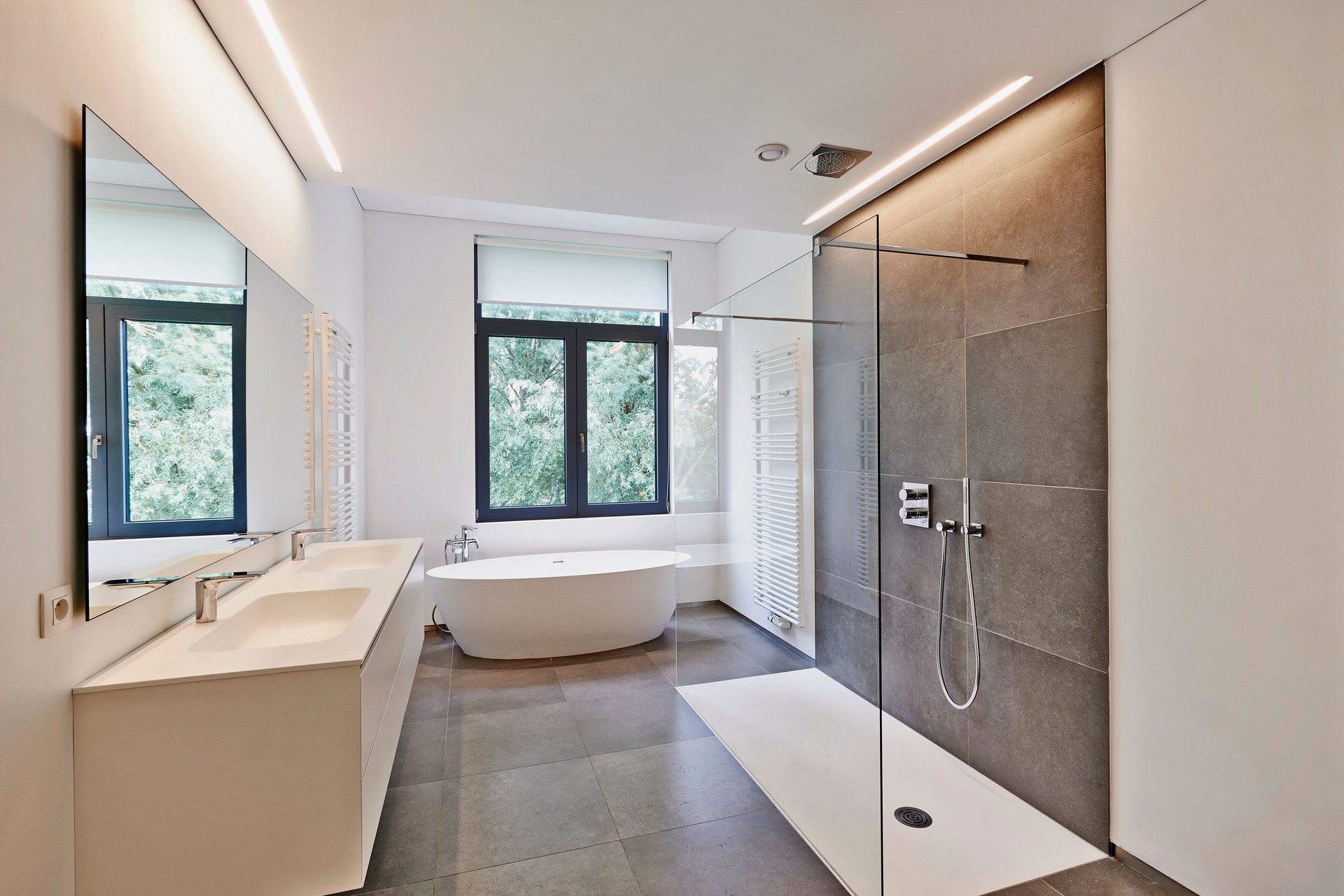 Luxuriöses, modernes Badezimmer