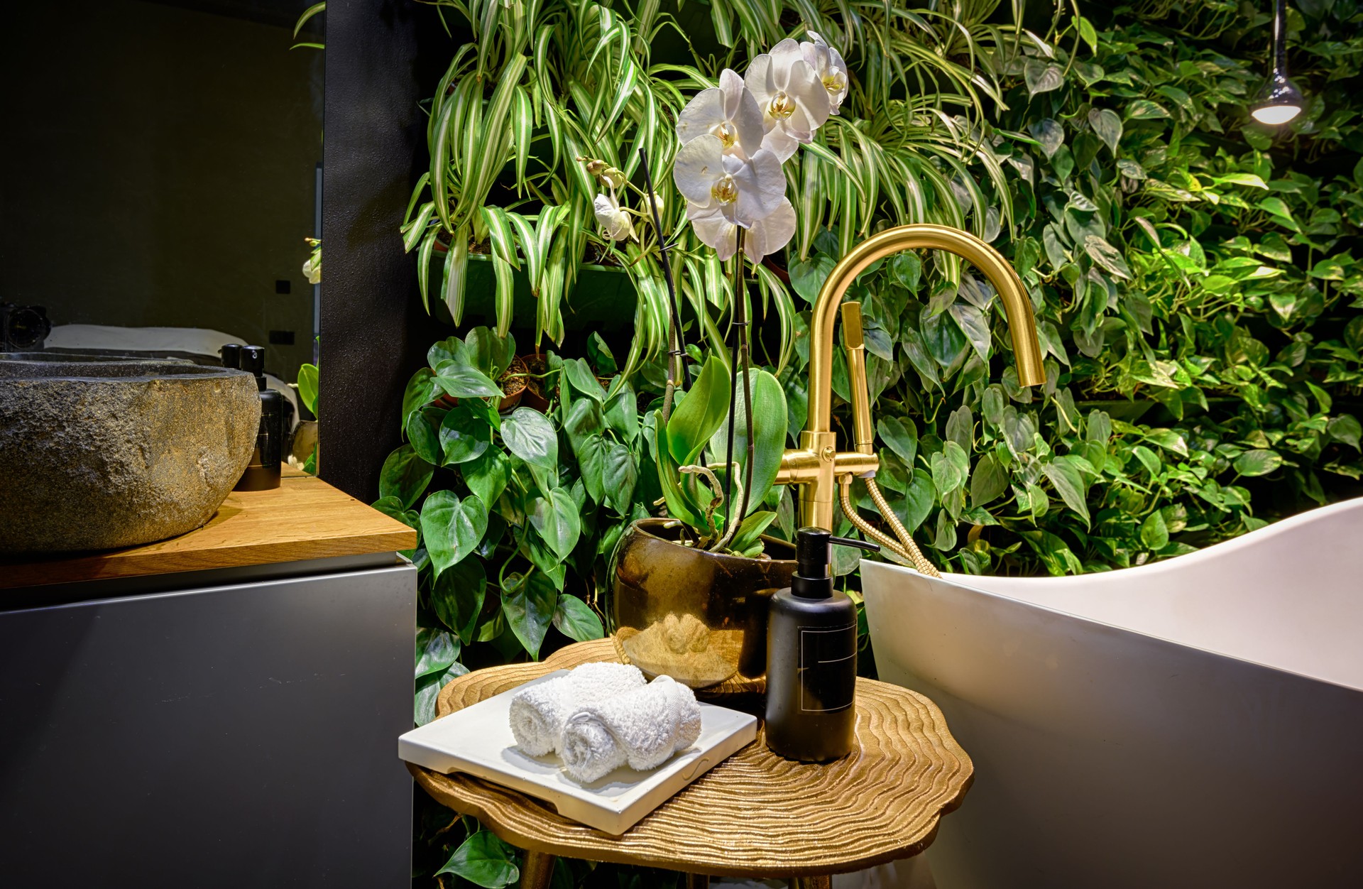 Luxuriöses Badezimmerinterieur im Spa mit vertikalem Garten, Badewanne im modernen Schönheitssalon