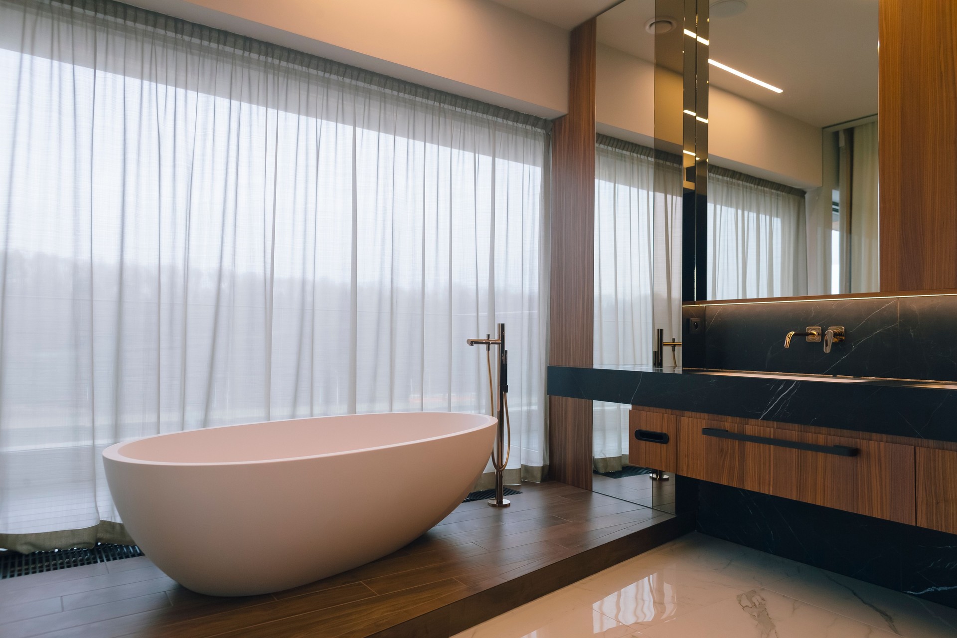 Modernes Badezimmer mit freistehender Badewanne und Holzakzenten