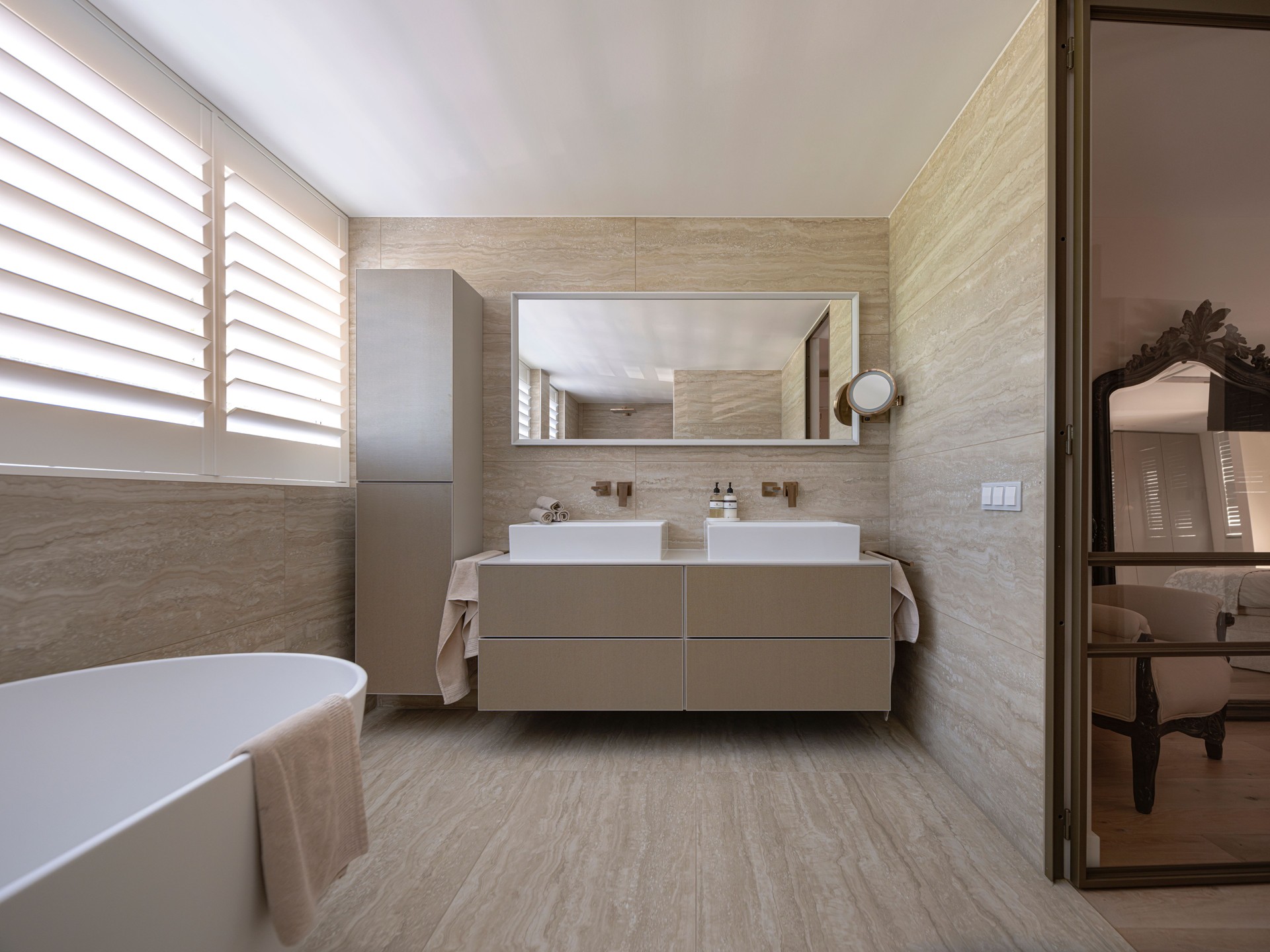 Modernes Badezimmerinterieur mit Doppelwaschtisch und Tageslicht